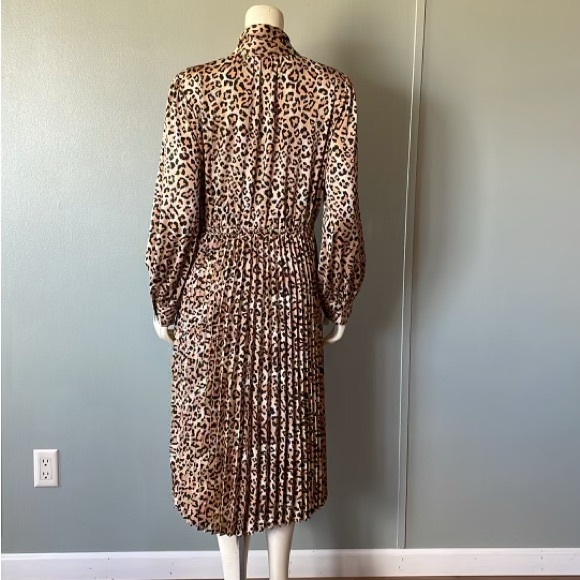 On - 34th pleated ,long sleeves dress , size Large - Picture 2 of 11